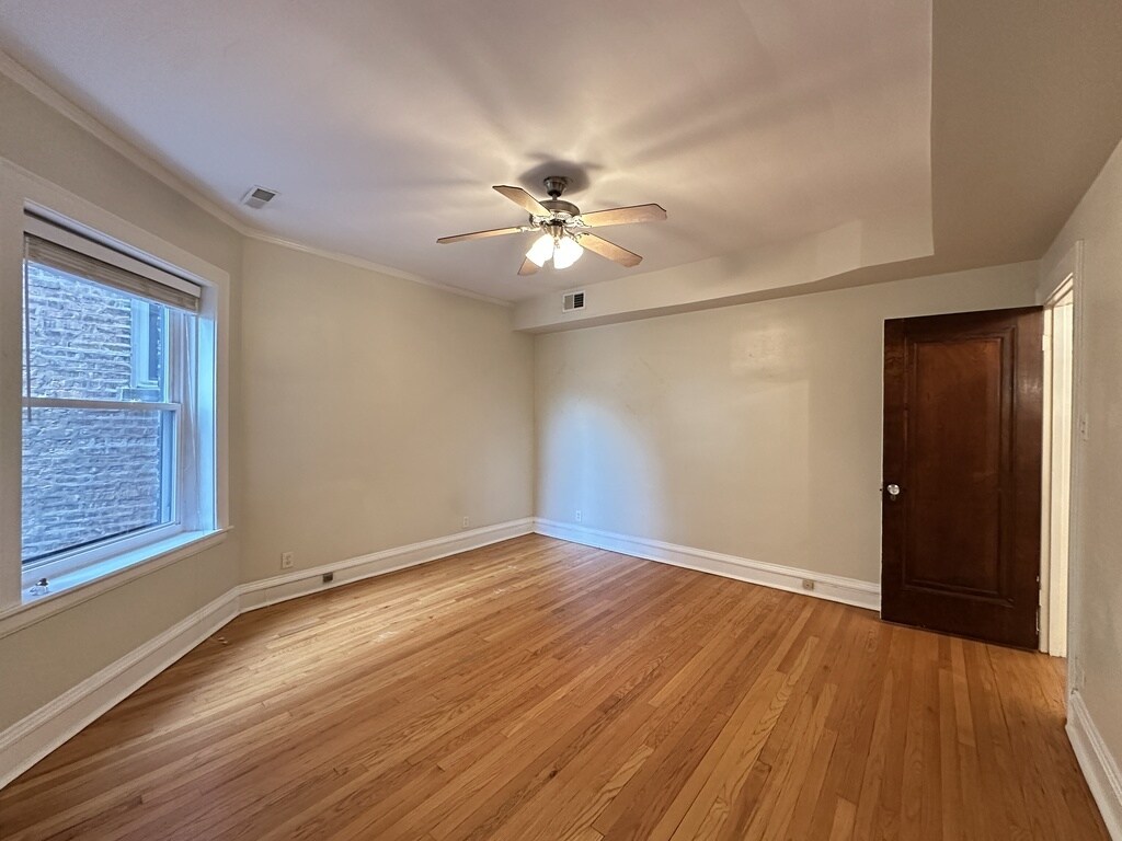 Building Photo - 2619 W Greenleaf Ave