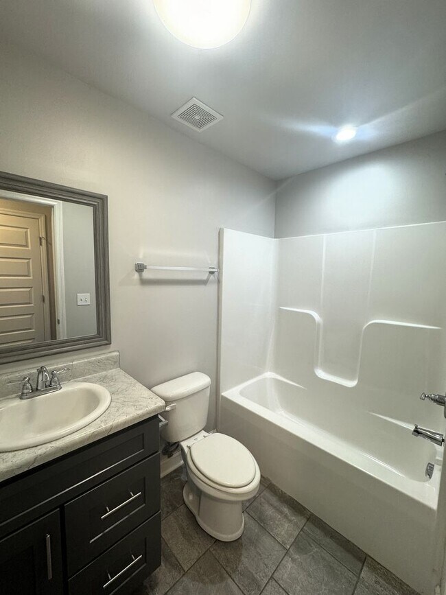 Building Photo - 127 Hedge Ln