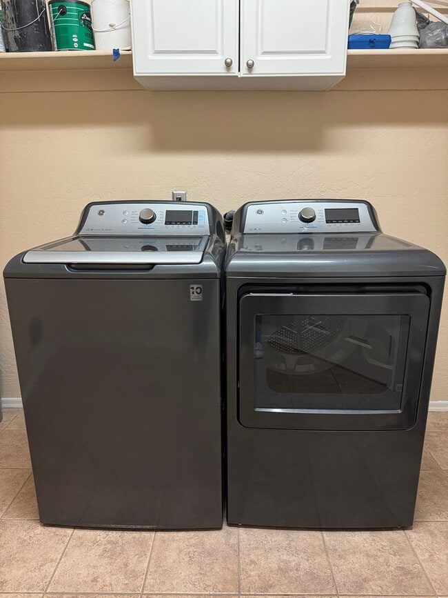 Building Photo - Spacious 4bdm 2Ba Tempe Home with New Kitchen and a Pool!