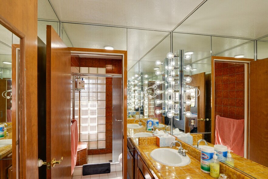 Building Photo - 434 Larkin St