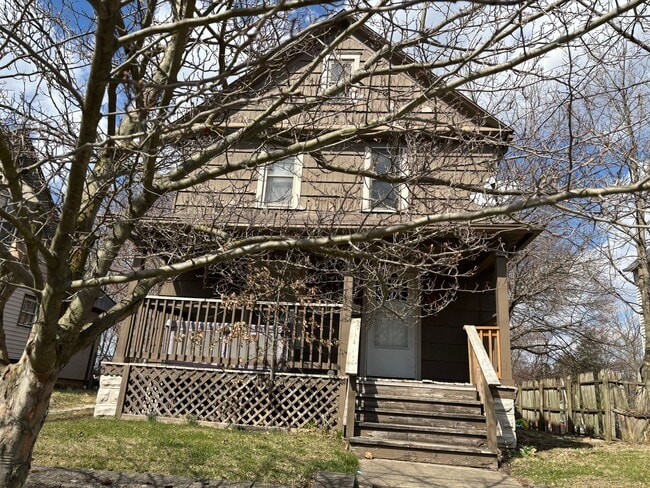 Building Photo - Section 8 Accepted! Spacious Newly Renovat...