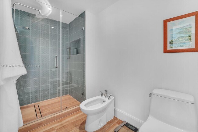 Building Photo - 400 S Pointe Dr