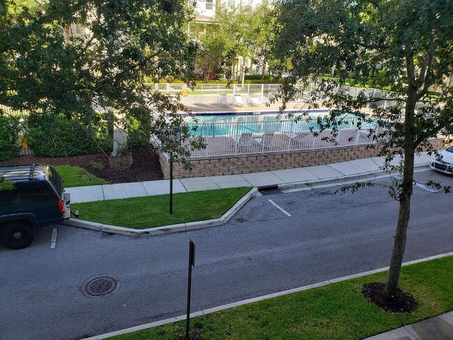 Building Photo - 123 E Royal Palm Cir