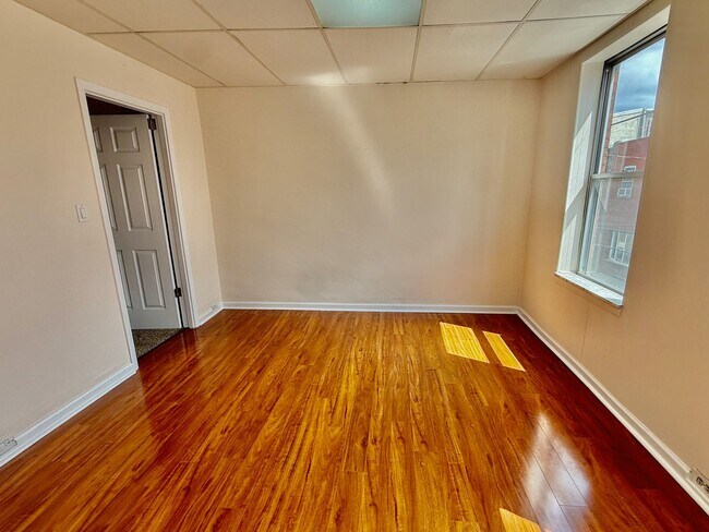 Building Photo - Spacious 3 BR / 1 BA HOUSE in Great South Philly location w/ Hardwood Flooring-Nice Kitchen-Washe...