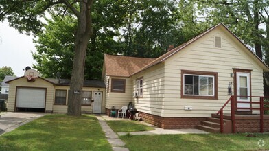 Building Photo - 2 Bedroom / 1 Bath House in GREAT Location!