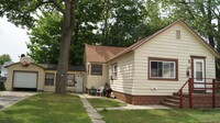 Building Photo - 2 Bedroom / 1 Bath House in GREAT Location!