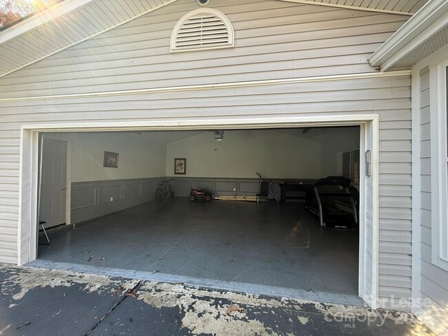 Building Photo - 6124 Williams Rd