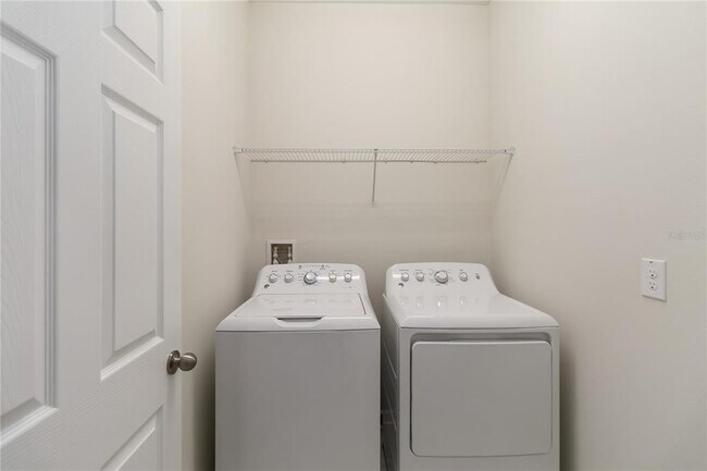 Building Photo - 1651 Chatsworth Cir