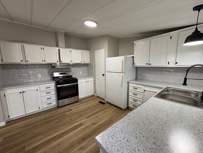 Building Photo - Beautifully Remodeled 3 Bed / 2 Bath Home with Modern Upgrades!