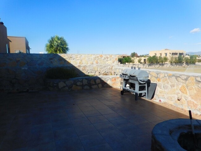 Building Photo - Beautiful 3 bedroom to bath house in the Sonoma Ranch Area.