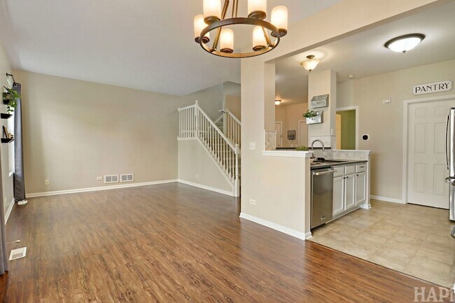 Building Photo - 533 N Red Deer Rd