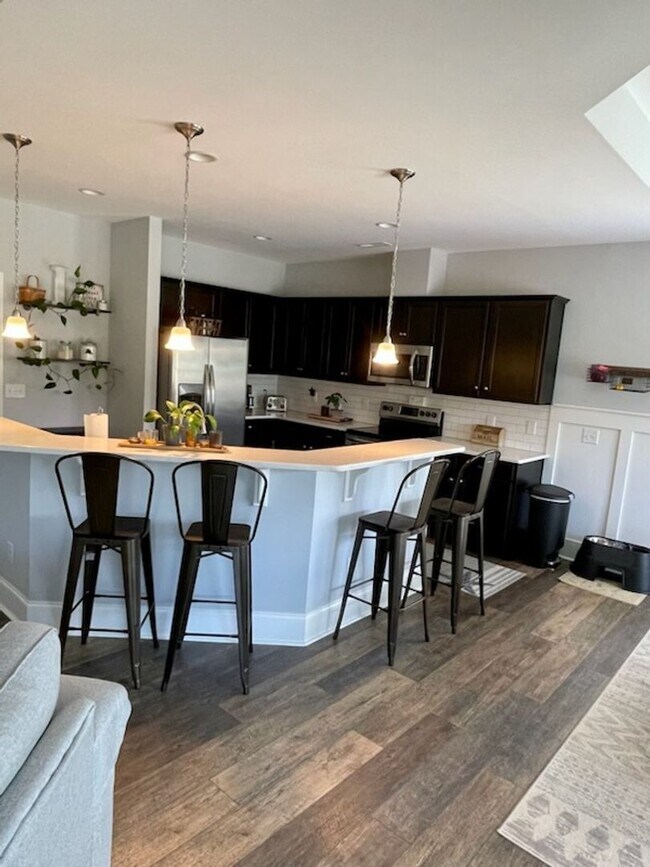 Building Photo - Welcome to this charming 3-bedroom, 2-bath...