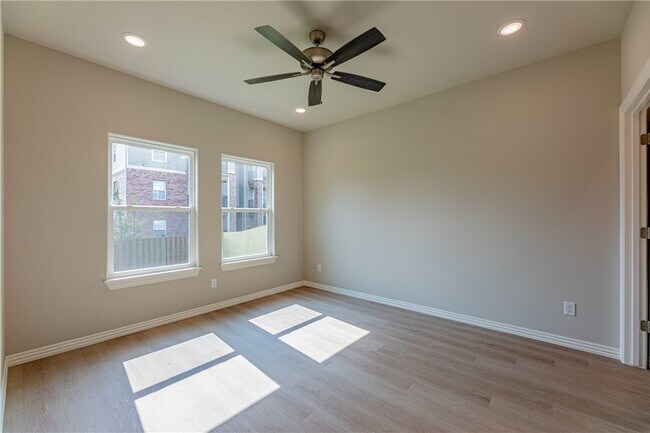 Building Photo - 1406 SW Poigai Wy
