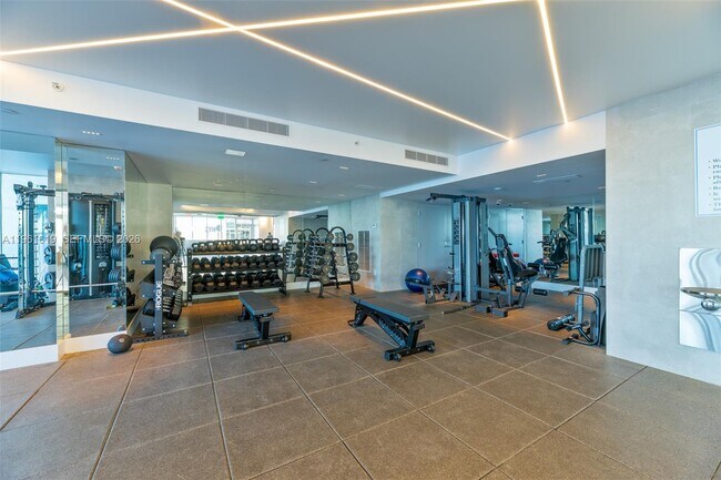 Building Photo - 700 NE 25th St