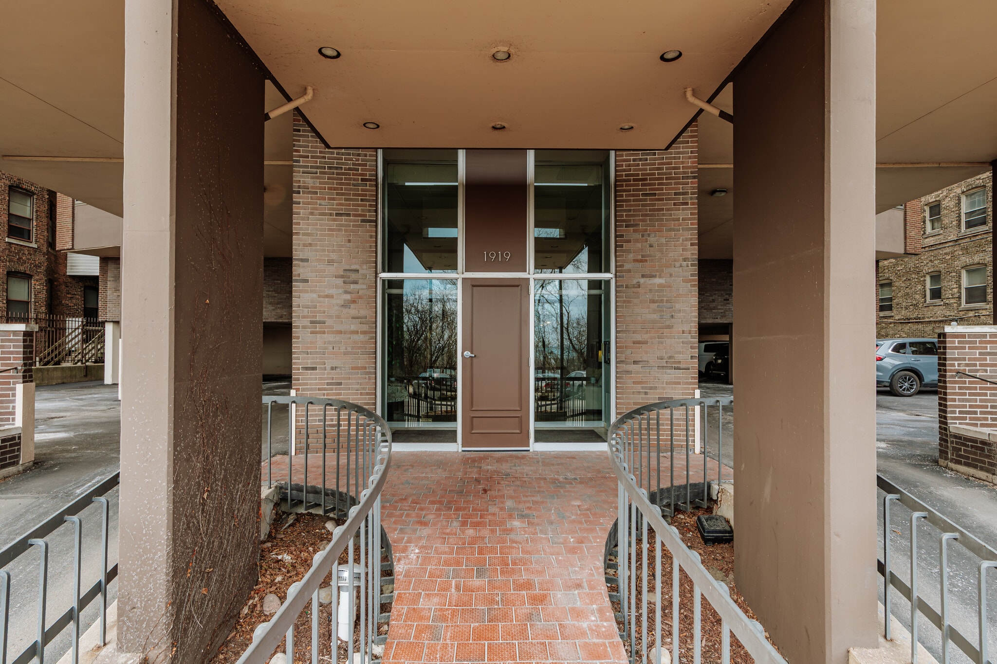 Building Photo - 1919 N Summit Ave