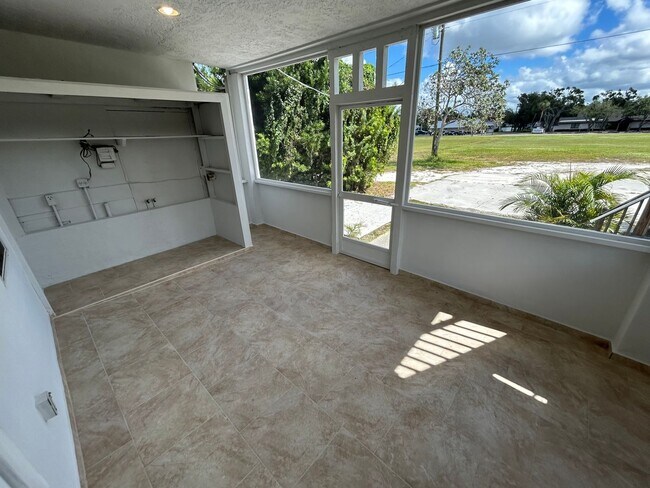 Building Photo - Palmetto unit for rent near local marinas,...