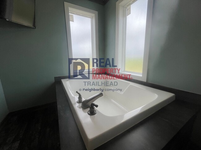 Building Photo - 3 Bed / 2 Bath Farmhouse Styled Home – Move In Ready