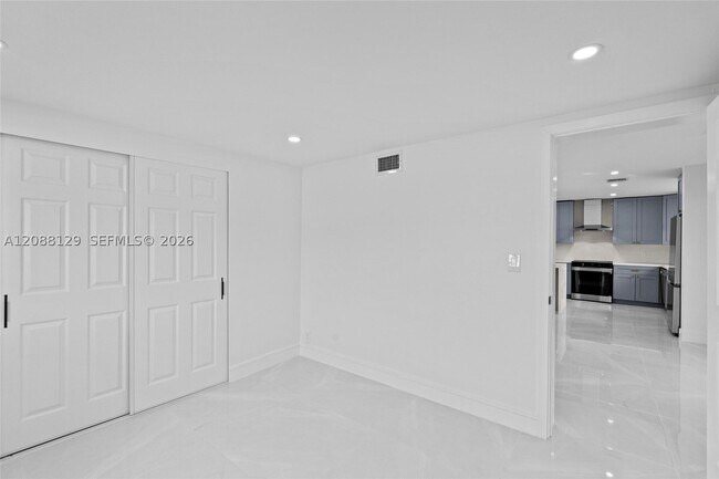 Building Photo - 719 SW 25th Ave
