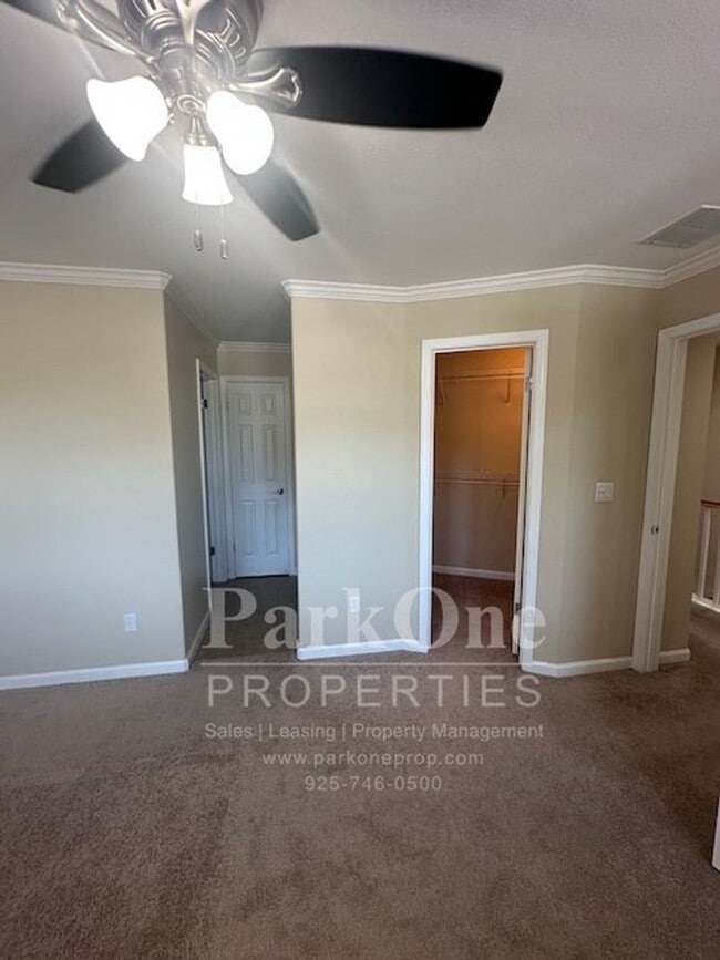 Building Photo - Nicely Updated Townhouse Close to Downtown