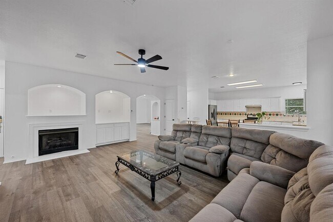 Building Photo - 4433 Chickasaw Ct