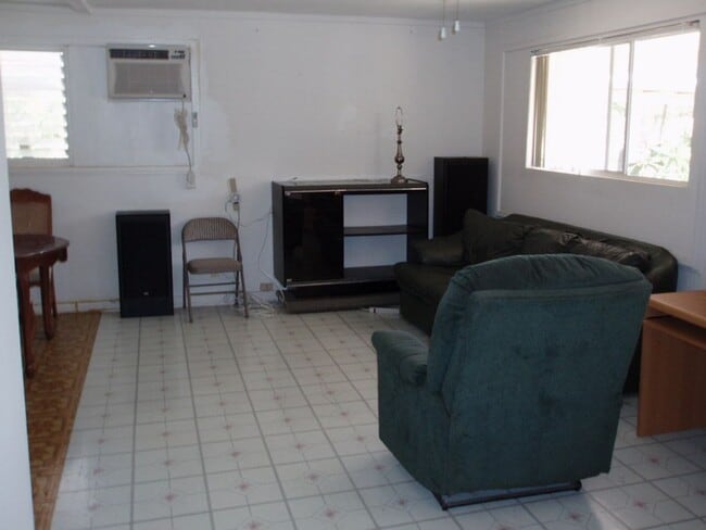 Building Photo - 3 bed/1.5 bath with large yard.