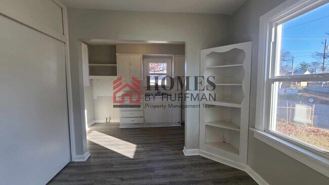 Building Photo - Two Bedroom House - Garage - Move In Ready