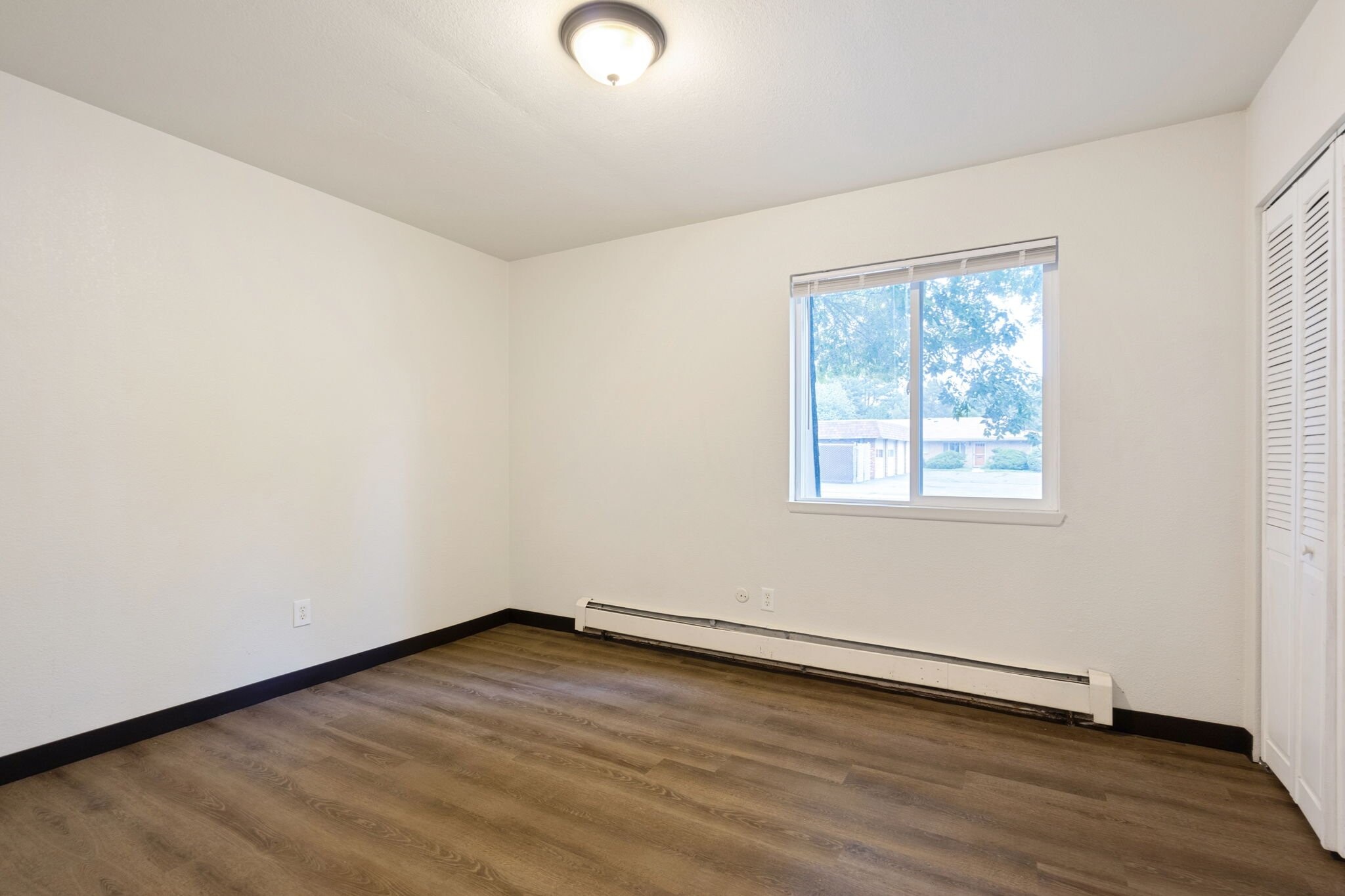 Building Photo - 405 E Thunderbird Dr