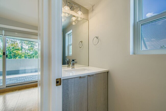 Building Photo - Beautiful, Modern 3 Bed/ 4 bath Home in Curtis Park! FIRST MONTHS RENT FREE!