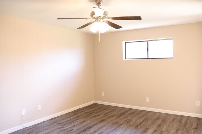 Building Photo - Nice Townhome