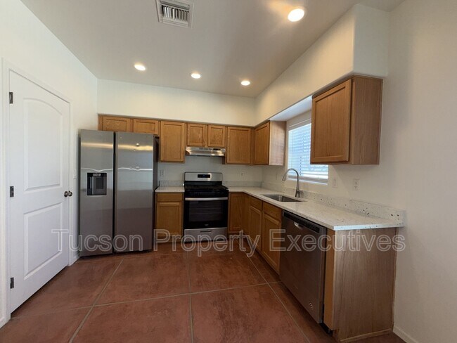 Building Photo - 324 W 23rd St