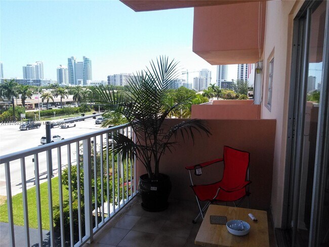Building Photo - 2200 E Hallandale Beach Blvd