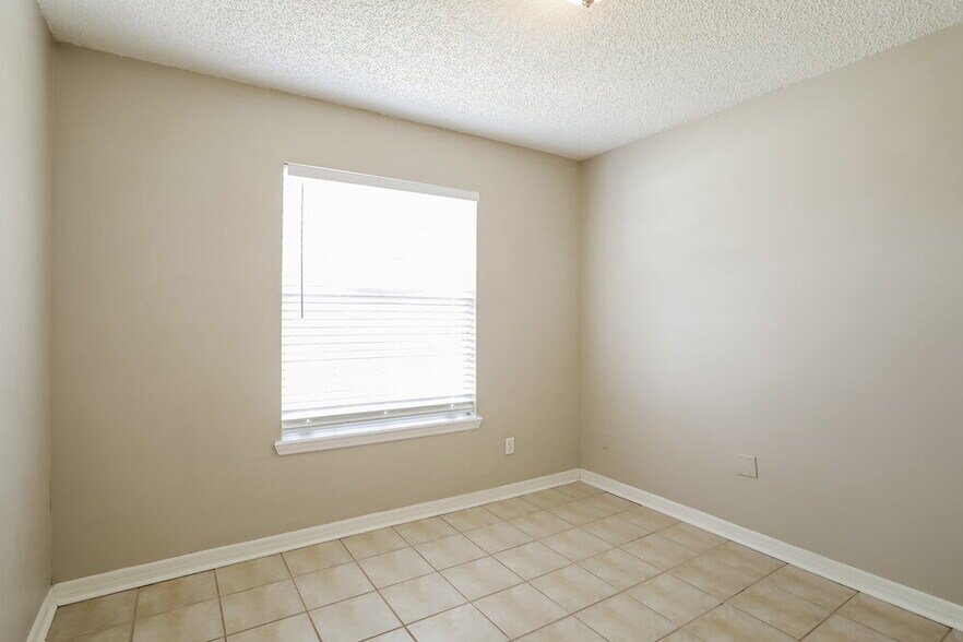 Building Photo - 3332 Volley Dr