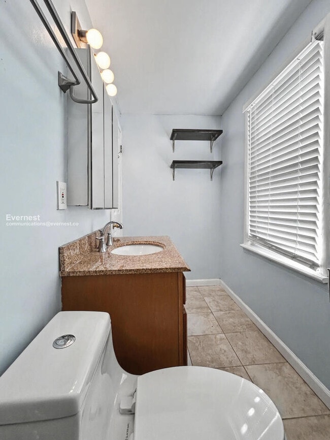 Building Photo - University City Charm Meets Modern Comfort / 4 Beds & 2 Baths / Available Now!