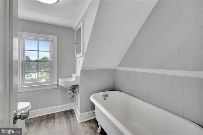 Upper level 2 Full Bathroom - 427 Hopkins Rd