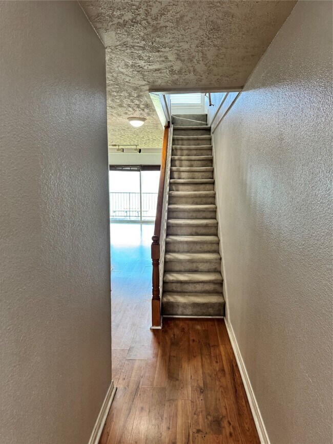 Building Photo - 445 Carolcrest Ln