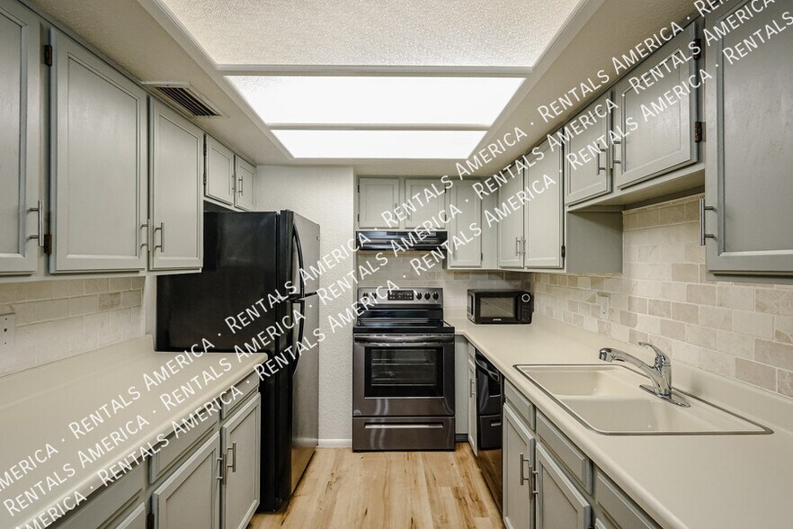 Building Photo - 2146 W Isabella Ave