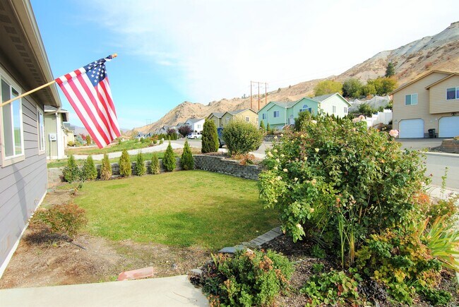 Building Photo - 3950 NE Vista del Rey Dr