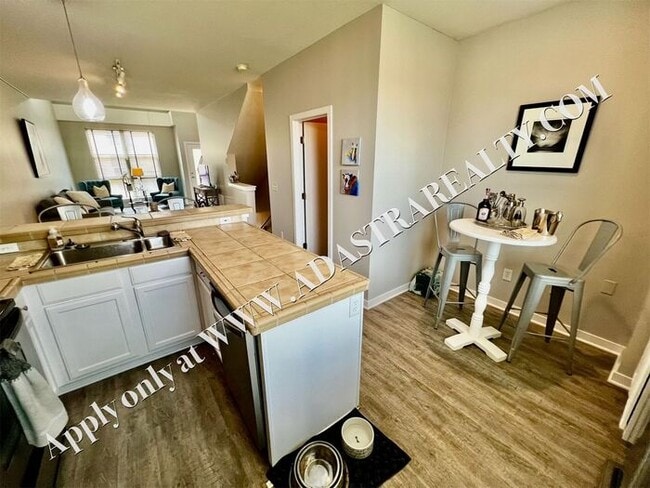 Building Photo - Beautiful 2 Bed 2.5 Bath Townhome Near The...