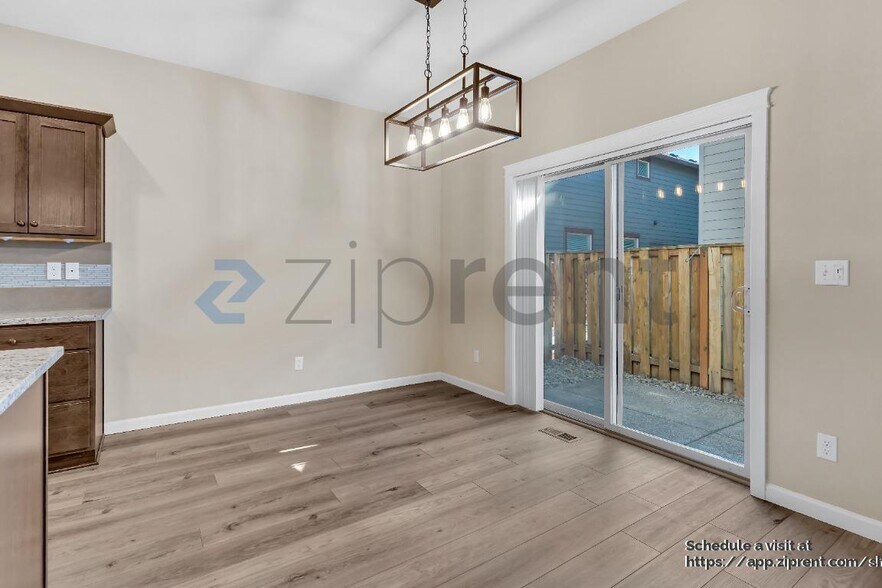 Building Photo - 2812 25th Pl