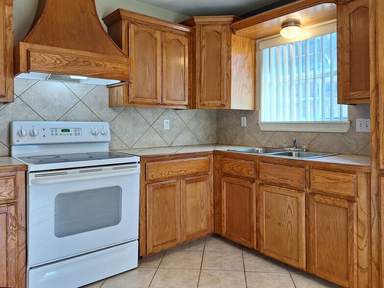Building Photo - 2118 Aruba Dr