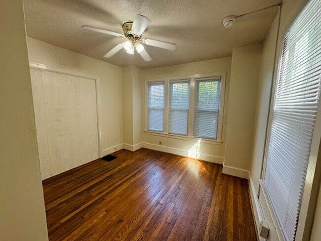 Building Photo - 4 Bedroom/ 1 Bathroom House - Great View (...