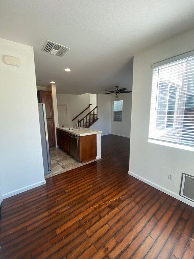 Building Photo - AVAILABLE NOW! Beautiful 3 bedroom 2 Bath ...