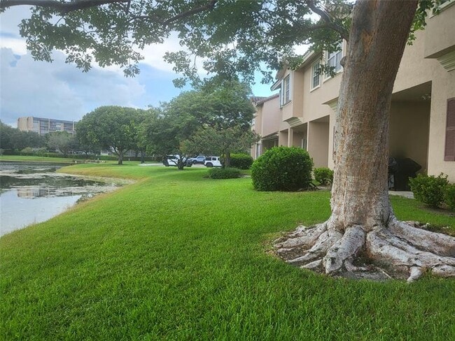 Building Photo - 3331 Lakeside Dr