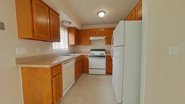 Building Photo - 1st Floor Condo w/ Large Living Room and E...