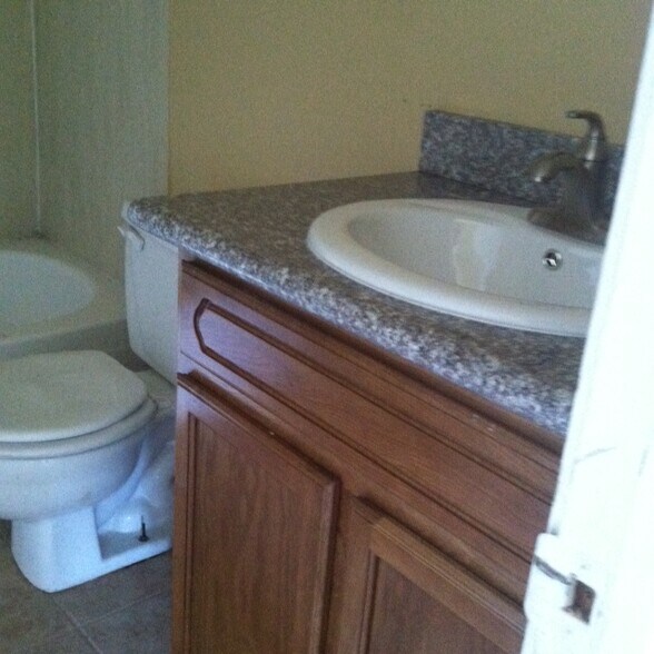 Building Photo - 945 E Monterey Ct