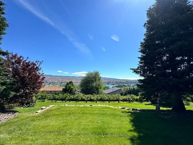 Building Photo - Stunning 3 Bedroom and 3 Bathroom Home, wi...