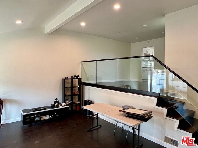 Building Photo - 1580 Palisades Dr