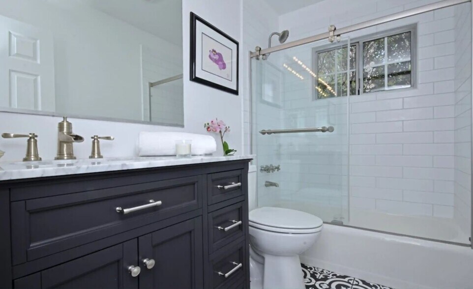 2nd Bathroom - 10429 Wheatland Ave