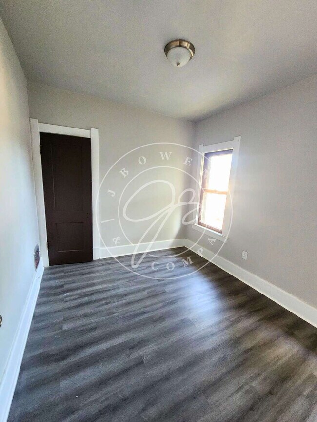 Building Photo - Spacious upper unit 2 bed 1 bath! Convenie...