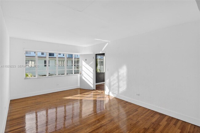 Building Photo - 1135 Marseille Dr